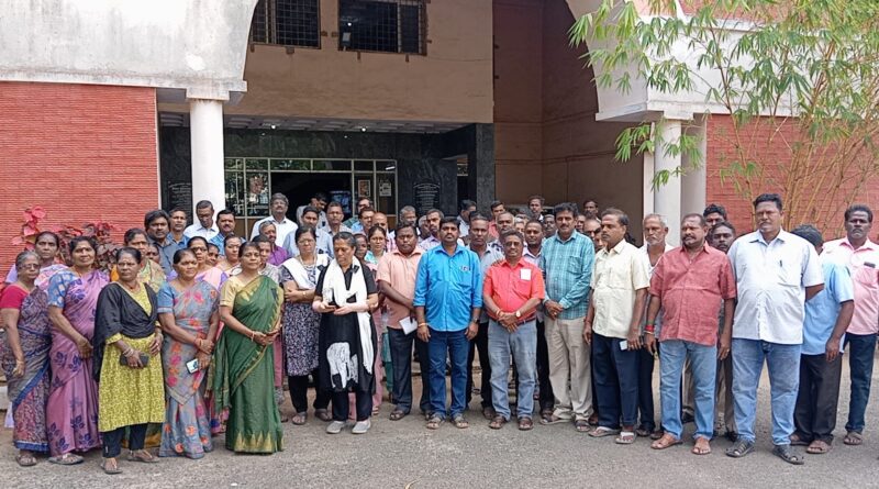புதுச்சேரி ராஜீவ்காந்தி கால்நடை மருத்துவக்கல்லூரியில் ஊழியர்கள் தொடர் வேலை நிறுத்தம்...