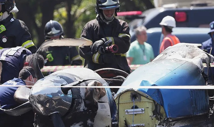 Small plane crashes into road Two people were killed. Tragedy in Brazil!