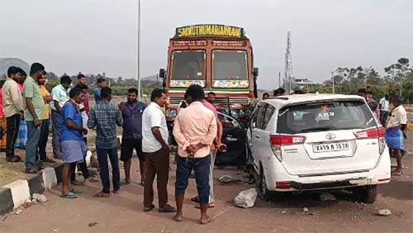 Luxury car collides with truck Former AIADMK Three dead, including a councillor