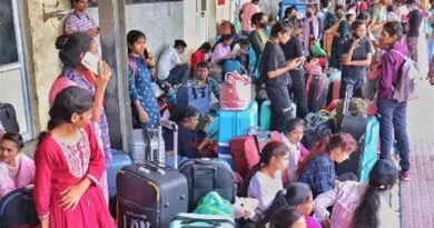 Crowds at railway stations. Migrant workers from the North are returning to their hometowns!