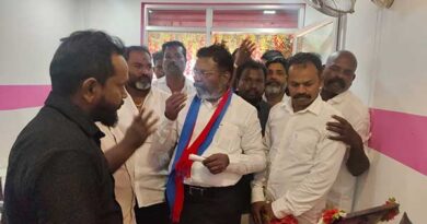 Thol Thirumavalavan makes a surprise visit to the famous Jigarthandakadai