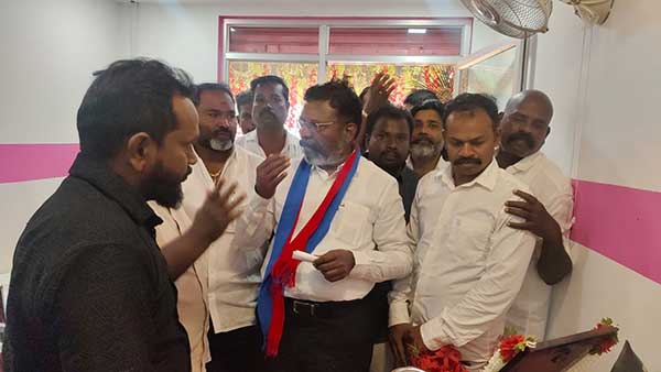 Thol Thirumavalavan makes a surprise visit to the famous Jigarthandakadai