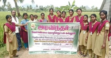 Banana bunch nourishment training. College students demonstrate to farmers!
