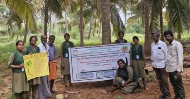 Students Explain Coconut Root Nutrition to Farmers
