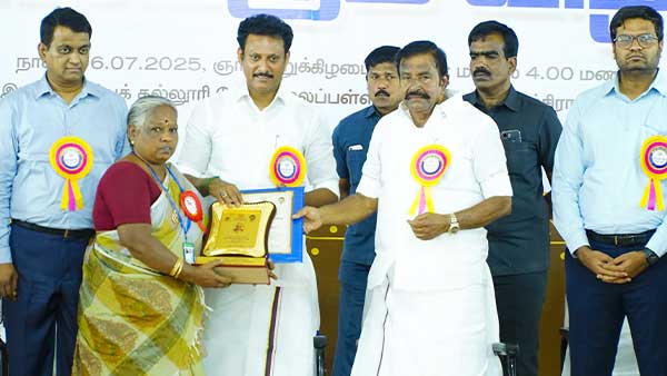 The principal Anbazhagan Award for Best School was presented by the minister to Akkachipatti Middle School!