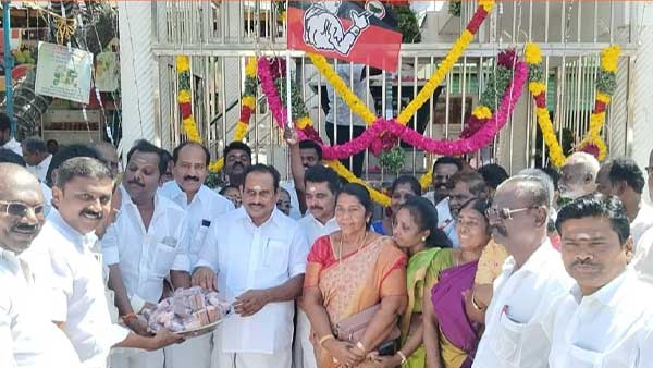 Celebration of Kamarajar's 123rd birthday... Sweets distributed in a celebration led by the former minister!