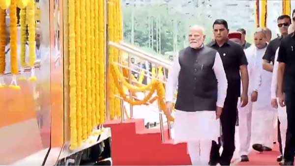 Prime Minister Modi inaugurated the Vande Bharat train service!