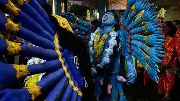 The courtyard was filled with excitement as devotees, dressed as Goddess Kali, celebrated the Kulasa Dasara festival!