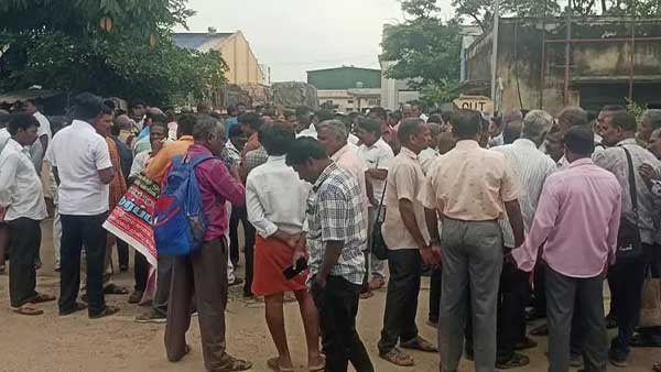 Tasmac employees protest; liquor lovers in distress!