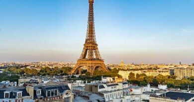 Eiffel Tower closure.. Tourists disappointed!