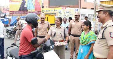"ஹெல்மெட் " விழிப்புணர்வு..! அறிவுரை கூறி இனிப்பு வழங்கிய ஈரோடுஎஸ் பி..
