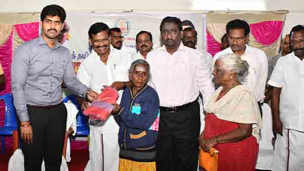 இலங்கை தமிழர்களுக்கு விலையில்லா துணிமணிகளை அமைச்சர் சா.மு.நாசர் வழங்கினார்