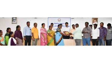 வட்டார வளர்ச்சி அலுவலர்களுக்கு சான்றிதழ் மற்றும் கேடயம்