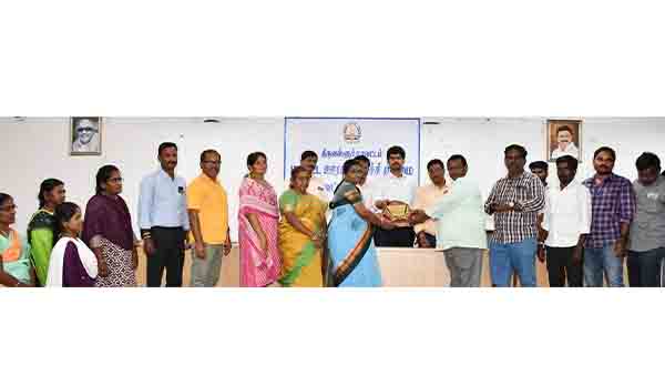 வட்டார வளர்ச்சி அலுவலர்களுக்கு சான்றிதழ் மற்றும் கேடயம்