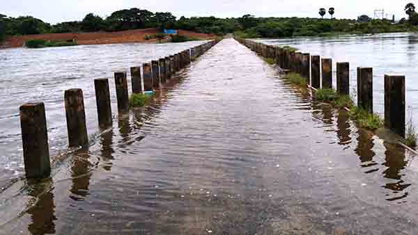 கொசஸ்தலை ஆற்றின் தரைபாலம் நீரில் மூழ்கியது