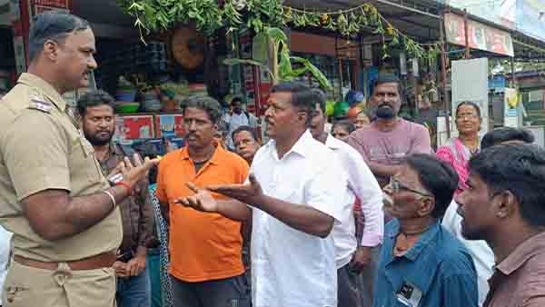 குடியிருப்புகளை சூழந்த மழைநீரை அகற்ற மறியல்