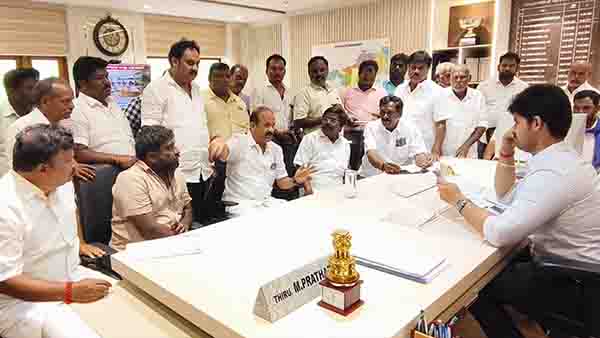 மேலகரமனூர் கிராமசாலை 2 கி.மீட்டர் சேதம்