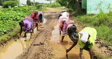 சாலையில் சேற்றில் நாற்று நடும் போராட்டம்