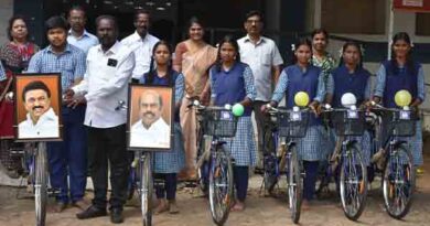 ஆசிரியர்கழகதலைவர்ஆறுமுகம்மிதிவண்டிவழங்கினார்