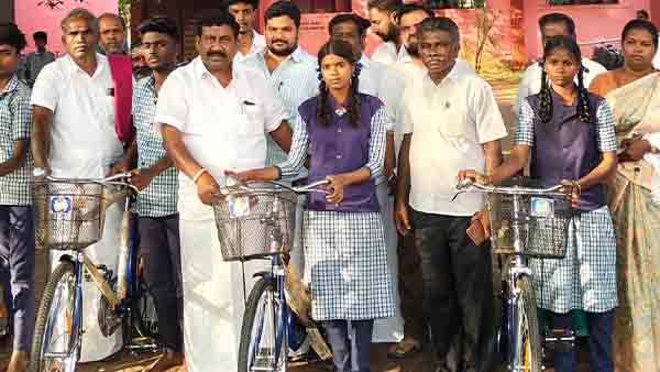 மாணவர்களுக்கு மிதிவண்டிஎஸ்.மாங்குடி வழங்கினார்