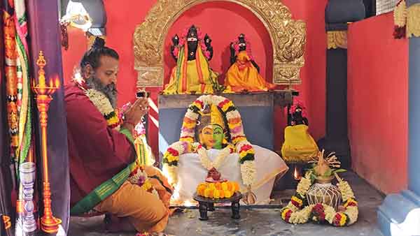 பூஜையில் அணைந்த தீபம் மீண்டும் எரிந்த  அதிசயம்