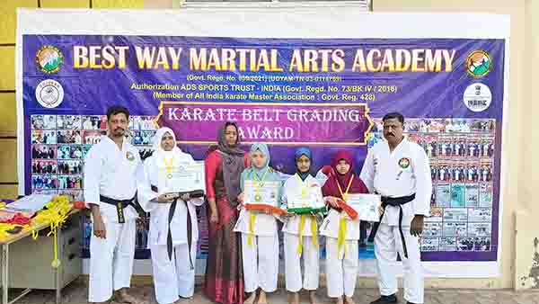 மாணவர்களுக்கு கராத்தே பெல்ட் டிரேடிங் நிகழ்ச்சி