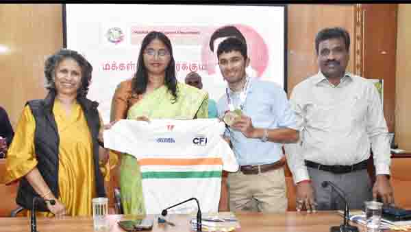 மக்கள் குறைதீர்க்கும் நாள்கூட்டத்தில் மாவட்டஆட்சியர்