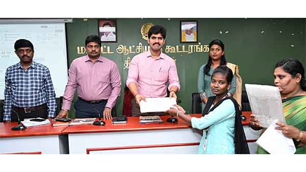 1.60 லட்சம் மதிப்பில் மடிக்கணிமு.பிரதாப் வழங்கினார்