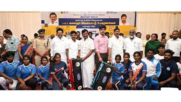 விளையாட்டு உபகரணங்கள்  சா.மு.நாசர் வழங்கினார்