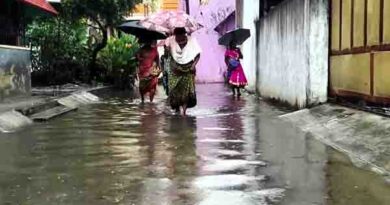 மழை நீரில் குப்பை கொட்டியதால் துர்நாற்றம்