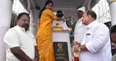 காந்தியடிகள் திருவுருவ சிலைக்கு மலர்தூவி மரியாதை