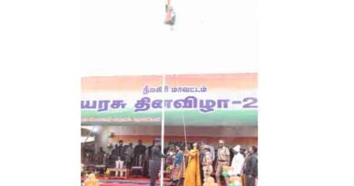 லட்சுமி பவ்யா தண்ணீரு தேசிய கொடிஏற்றி மரியாதை