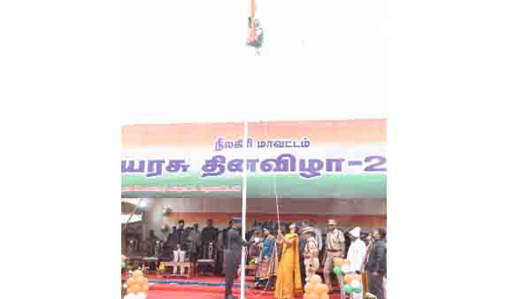 லட்சுமி பவ்யா தண்ணீரு தேசிய கொடிஏற்றி மரியாதை