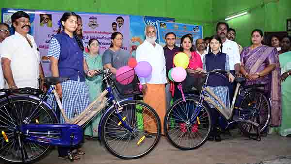 11ஆம் வகுப்பு பயிலும் 604 மாணவியருக்கு மிதிவண்டி