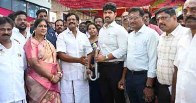 மைய தடுப்புகளில் மின் கம்பங்கள்அமைக்கும் பணி