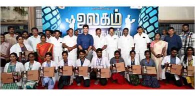 821மாணவர்களுக்கு மடிக்கணினி நாசர் வழங்கினார்