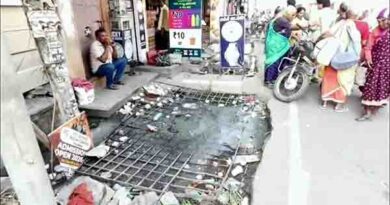 கால்வாய் திறந்த வெளியில் இருப்பதால் துர்நாற்றம்