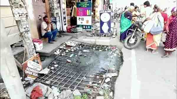 கால்வாய் திறந்த வெளியில் இருப்பதால் துர்நாற்றம்