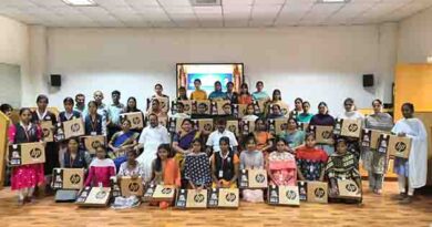 உலகம் உன் கையில்1597 மாணவிகளுக்கு மடிக்கணினி