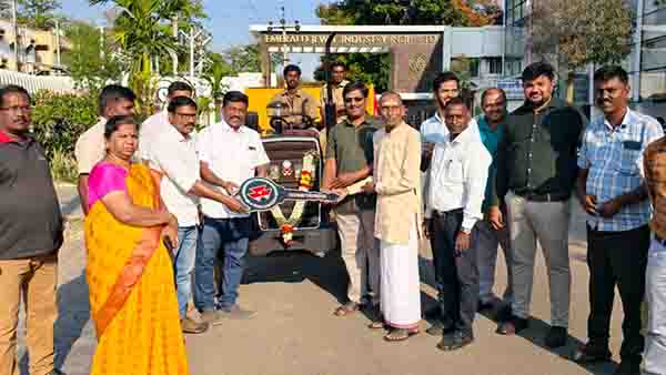 எமரால்டு ஜீவல் இண்டஸ்ட்ரி டிராக்டர் அன்பளிப்பு