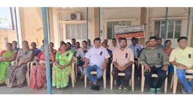 தமிழ்நாடு வருவாய் கிராம ஊழியர் சங்கத்தினர் போராட்டம்