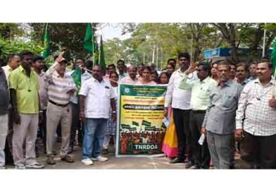 திருவள்ளூரில் 2-வது நாளாக போராட்டம் திருவள்ளூரில் 2-வது நாளாக போராட்டம்