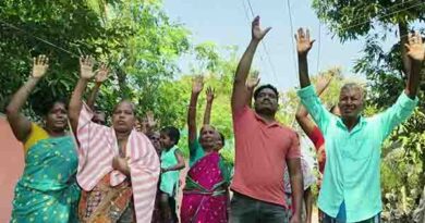 மின்கம்பி மிகவும் தாழ்வாகவும்  கைக்கு எட்டும் தூரத்தில்