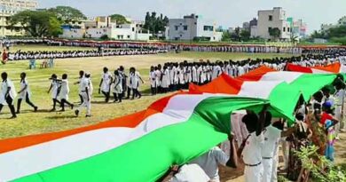 மூவர்ண தேசியக் கொடியை 4000 மாணவர்கள் கையில் ஏந்திபேரணி