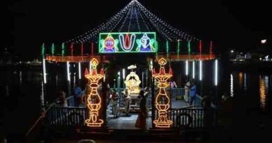 தெப்ப உற்சவத்தில் பக்தர்கள் பங்கேற்று சாமி தரிசனம்