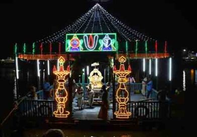 தெப்ப உற்சவத்தில் பக்தர்கள் பங்கேற்று சாமி தரிசனம்