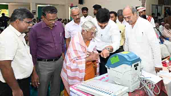 முதியவர்கள் வாக்களிப்பது அவசியம் விழிப்புணர்வு