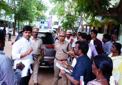 பறக்கும் படை மற்றும் நிலை குழுக்கள் வாகனங்களை சோதனை