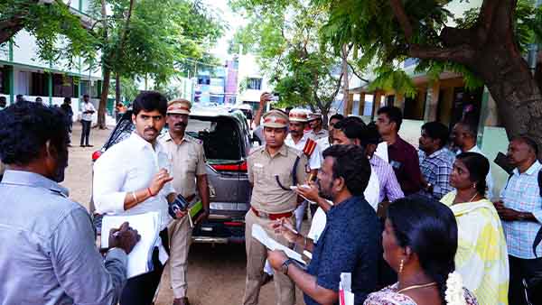 பறக்கும் படை மற்றும் நிலை குழுக்கள் வாகனங்களை சோதனை