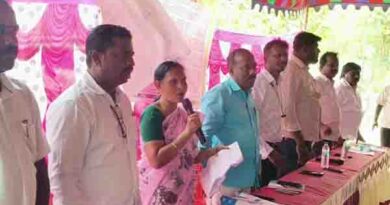 வருவாய்த்துறையினர் மூன்றாவது  நாளாக காத்திருப்பு போராட்டம்